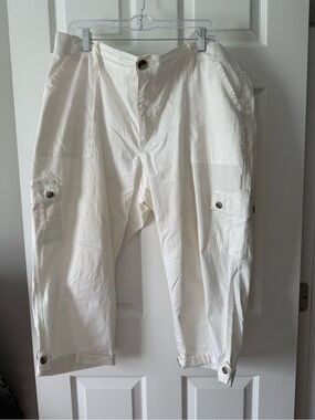 Lee Relaxed Fit Mid Rise White Top with Black Logo Tag